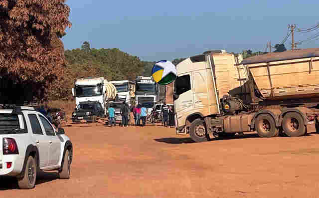 Cobram asfaltamento da via: moradores bloqueiam Estrada da Penal e impedem acesso a portos em Porto Velho