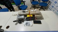 Traficante foge, tenta quebrar celular e acaba preso com arma e drogas na capital