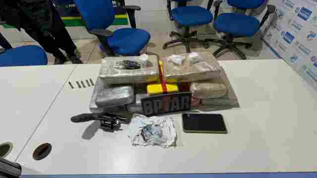 Traficante foge, tenta quebrar celular e acaba preso com arma e drogas na capital