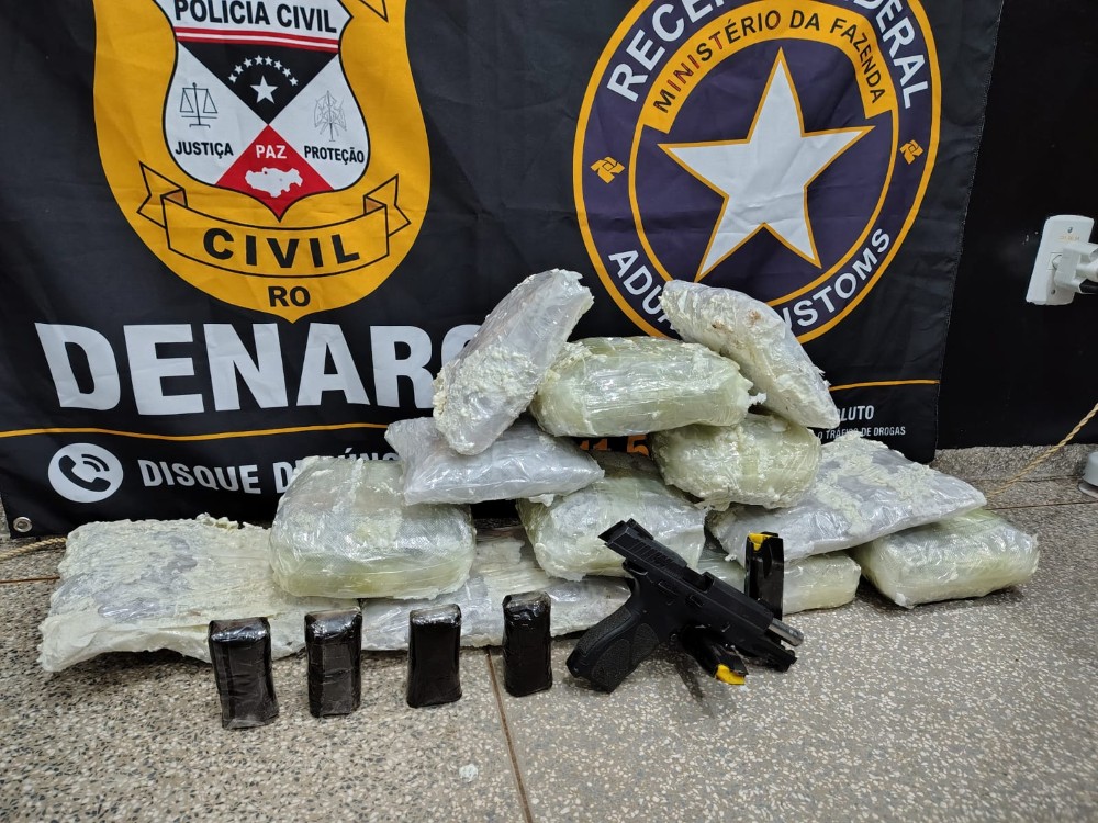 Denarc e Receita Federal apreendem 12 kg de skunk, haxixe e pistola em transportadora de Ji-Paran&aacute;