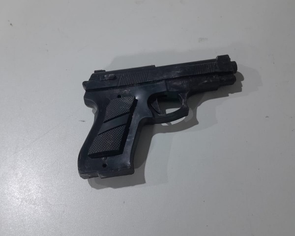 Homem &eacute; baleado ap&oacute;s apontar arma de brinquedo para policiais na zona leste de Porto Velho