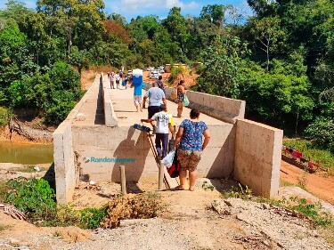 Aluguel de balsa para garantir travessia do c&oacute;rrego Jacu da Vala j&aacute; consumiu R$ 10 milh&otilde;es do Governo