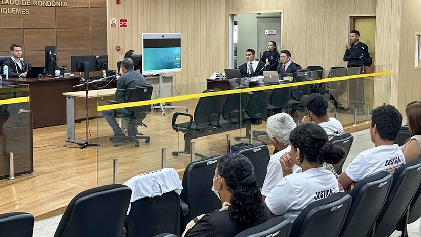 Júri condena homem a mais de 52 anos por matar a ex-companheira na frente dos filhos