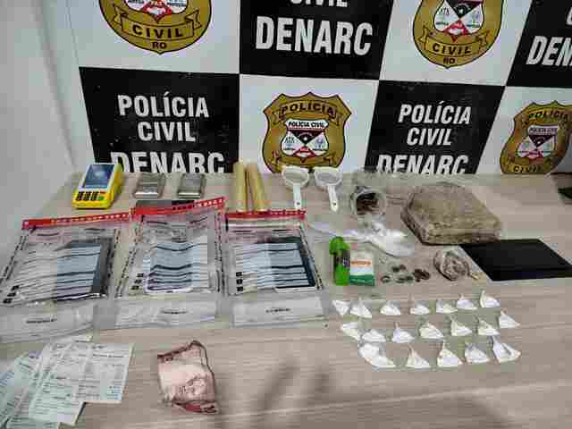 Denarc flagra irm&atilde;os com skunk, coca&iacute;na, oxi e haxixe na zona norte