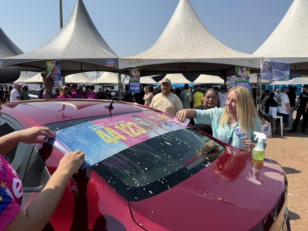 Ieda Chaves participa de mega adesivaço em Porto Velho e conversa com populares