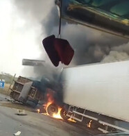 V&iacute;deo: acidente entre caminh&otilde;es deixa dois mortos na BR-364 em Itapu&atilde; do Oeste