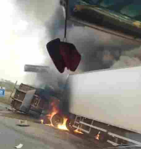 V&iacute;deo: acidente entre caminh&otilde;es deixa dois mortos na BR-364 em Itapu&atilde; do Oeste