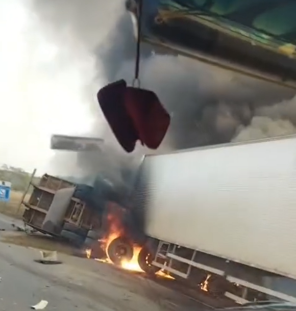 Vídeo: acidente entre caminhões deixa dois mortos na BR-364 em Itapuã do Oeste