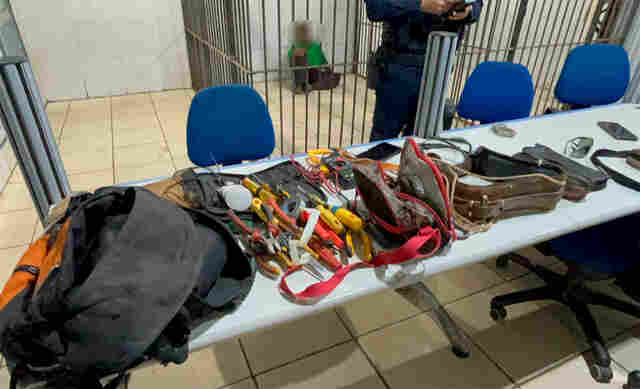 Contratado por vizinho, homem &eacute; preso fazendo &ldquo;gato&rdquo; na rede el&eacute;trica de moradora; conta da mulher subiu de R$ 100 para R$ 800