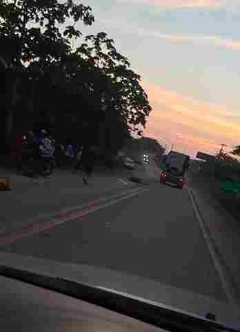 V&iacute;deo flagra motorista avan&ccedil;ando com carreta contra testemunhas ap&oacute;s matar ciclista na BR-319