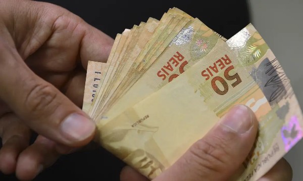 Sal&aacute;rio m&iacute;nimo dever&aacute; subir para R$ 1.741 em 2027