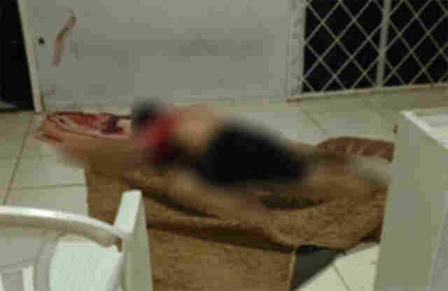 Ferido a facadas, homem sobe escadas e morre dentro de apartamento no Morar Melhor