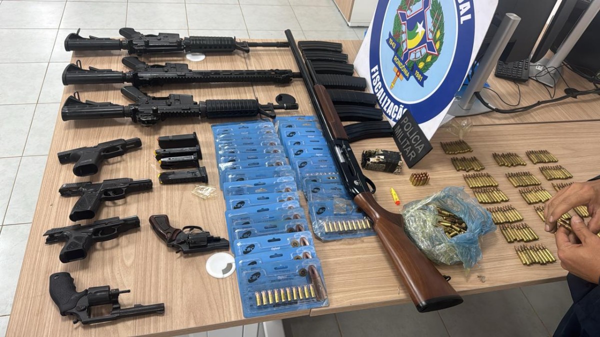 Arsenal com fuzis, pistolas e 646 munições é encontrado em caminhão em Vilhena