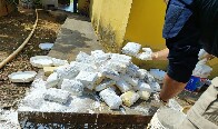 Draco2 e PRF encontram 160 kg de skunk escondidos em baldes de massa corrida