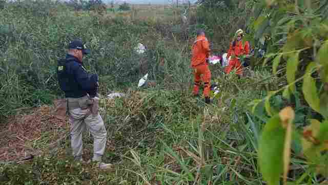 Quatro pessoas ficam feridas ap&oacute;s caminhonete capotar v&aacute;rias vezes na BR-319