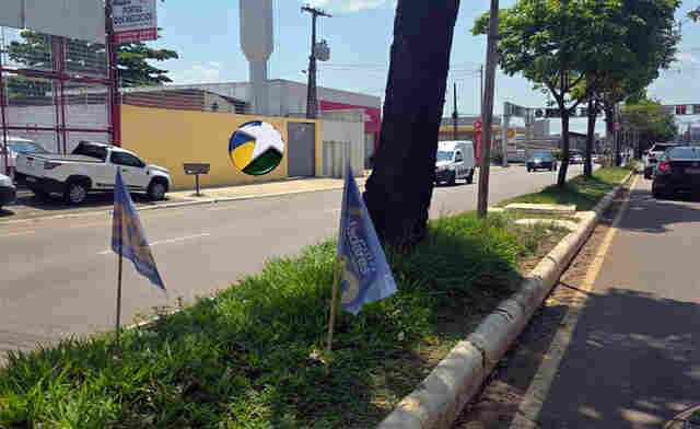 Justi&ccedil;a Eleitoral notifica campanhas sobre proibi&ccedil;&atilde;o de bandeiras em canteiros e carros de som em "pit stops"