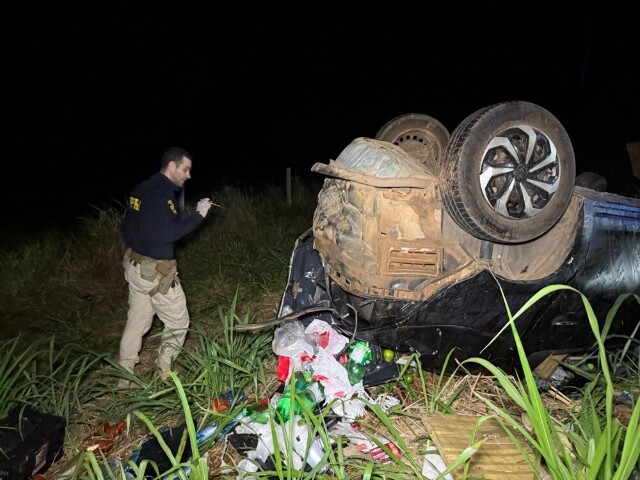 Capotamento na BR-364 deixa uma mulher morta e outras duas pessoas gravemente feridas