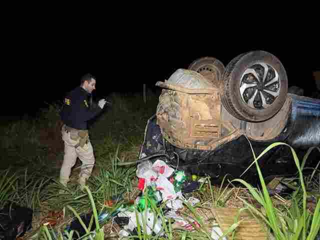 Capotamento na BR-364 deixa uma mulher morta e outras duas pessoas gravemente feridas