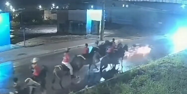 V&iacute;deo: motociclista tenta desviar de homens a cavalo, cai e morre ap&oacute;s bater em carro