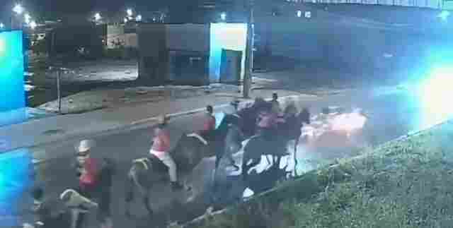 V&iacute;deo: motociclista tenta desviar de homens a cavalo, cai e morre ap&oacute;s bater em carro