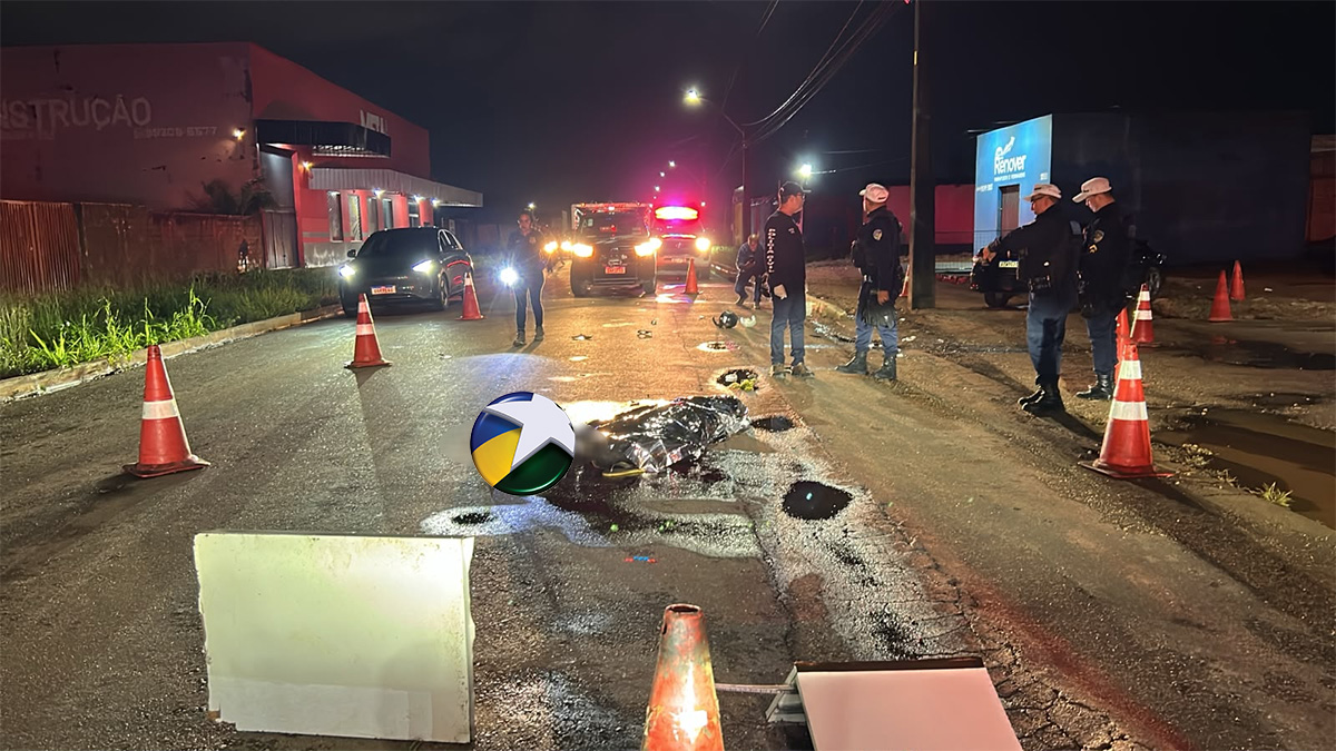 V&iacute;deo: motociclista tenta desviar de homens a cavalo, cai e morre ap&oacute;s bater em carro