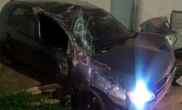 V&iacute;deo: Corsa fica destru&iacute;do ap&oacute;s motorista trafegar pela contram&atilde;o e capotar v&aacute;rias vezes no centro de Porto Velho