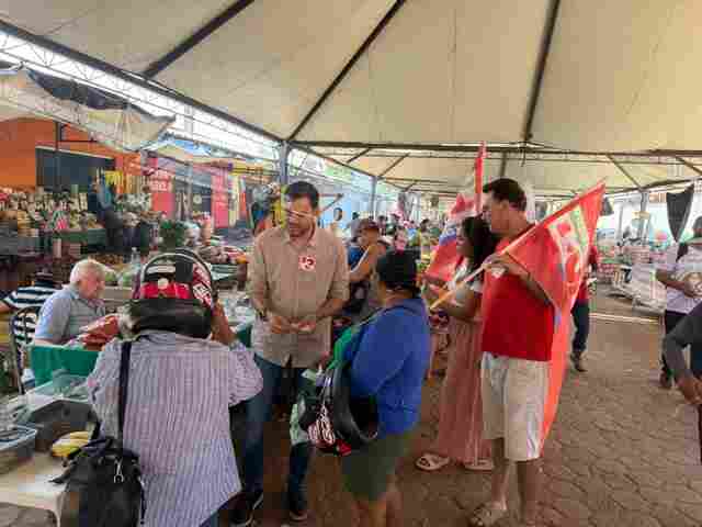 Expedito Netto visita feira popular de Guajar&aacute;-Mirim e conversa com moradores