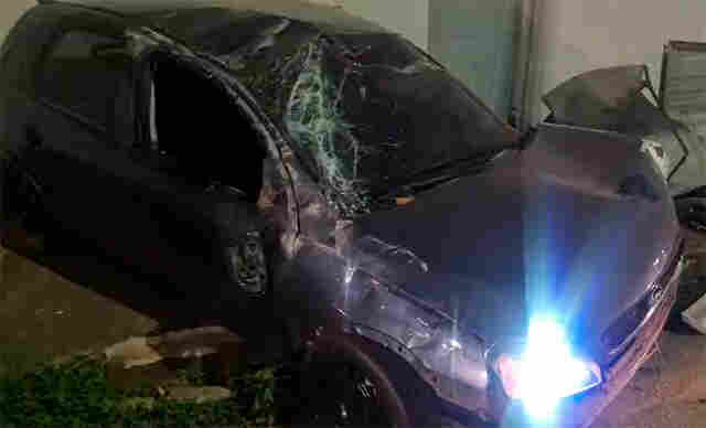 V&iacute;deo: Corsa fica destru&iacute;do ap&oacute;s motorista trafegar pela contram&atilde;o e capotar v&aacute;rias vezes no centro de Porto Velho