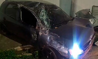 V&iacute;deo: Corsa fica destru&iacute;do ap&oacute;s motorista trafegar pela contram&atilde;o e capotar v&aacute;rias vezes no centro de Porto Velho