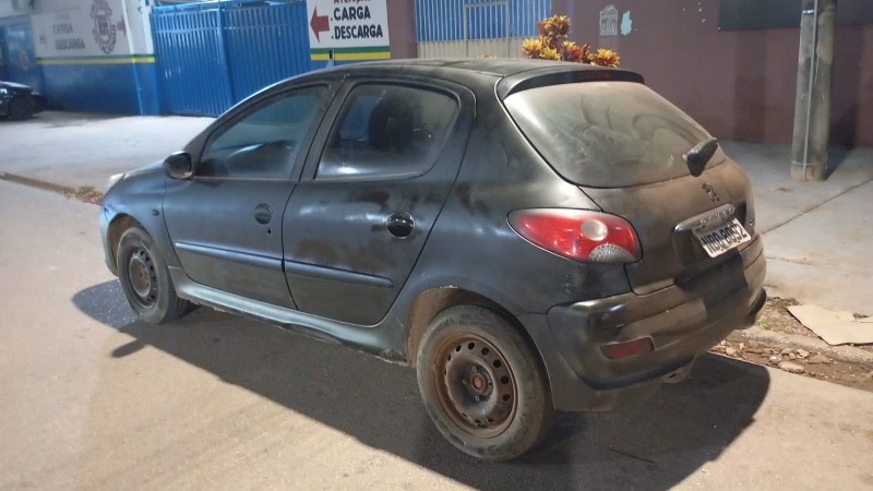 Adolescentes são apreendidos após pintarem carro furtado na zona leste