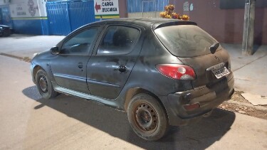 Adolescentes s&atilde;o apreendidos ap&oacute;s pintarem carro furtado na zona leste