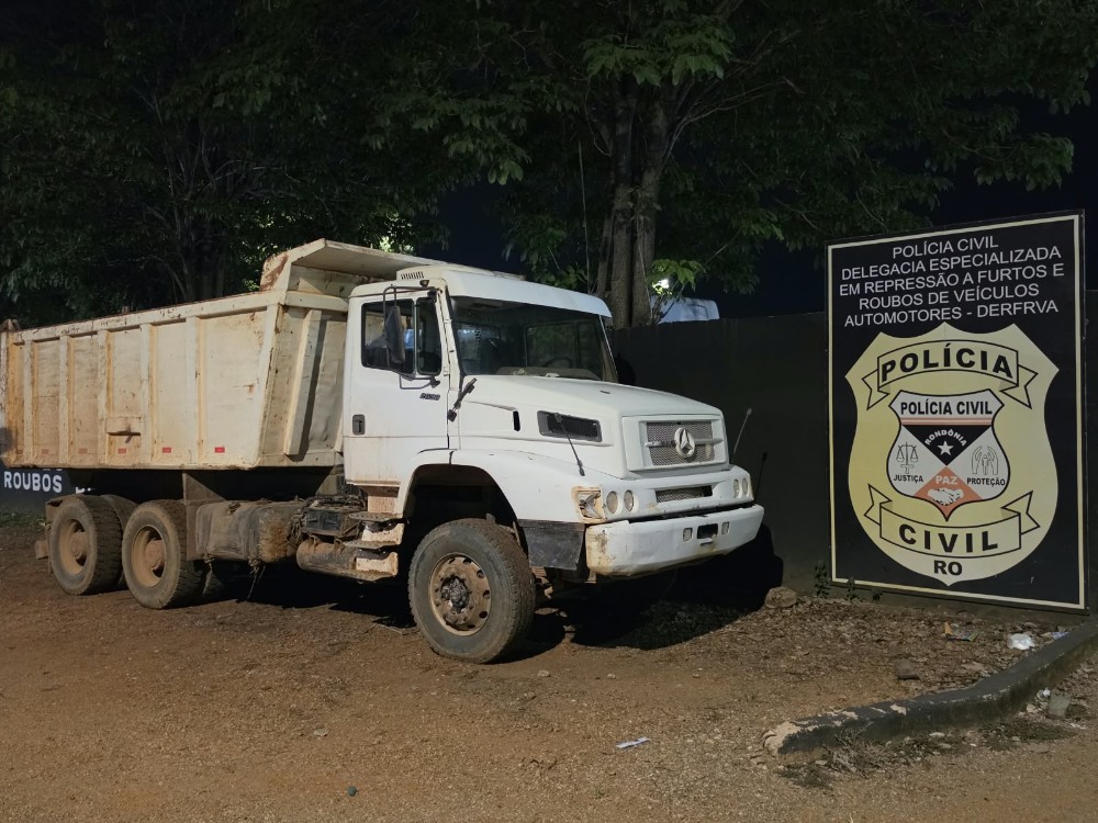 Furtos e Roubos localiza em mata caminhão roubado por bando armado na Ponta do Abunã