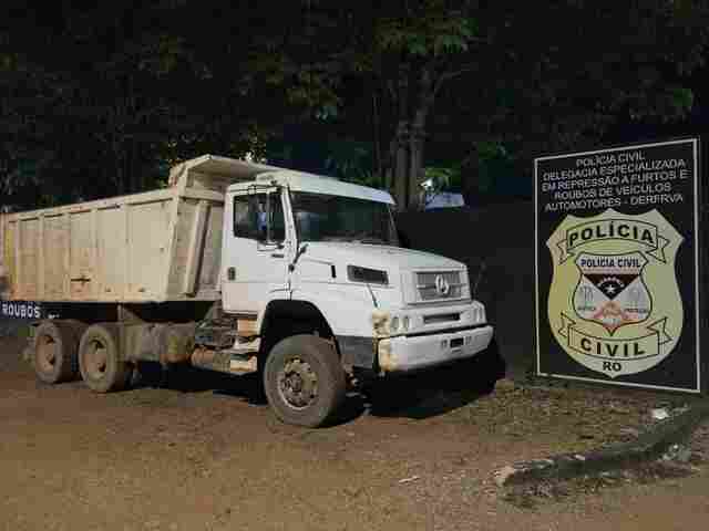 Furtos e Roubos localiza em mata caminh&atilde;o roubado por bando armado na Ponta do Abun&atilde;