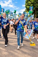 Com vassouras nas ruas, Rafael Claros encerra campanha em Porto Velho