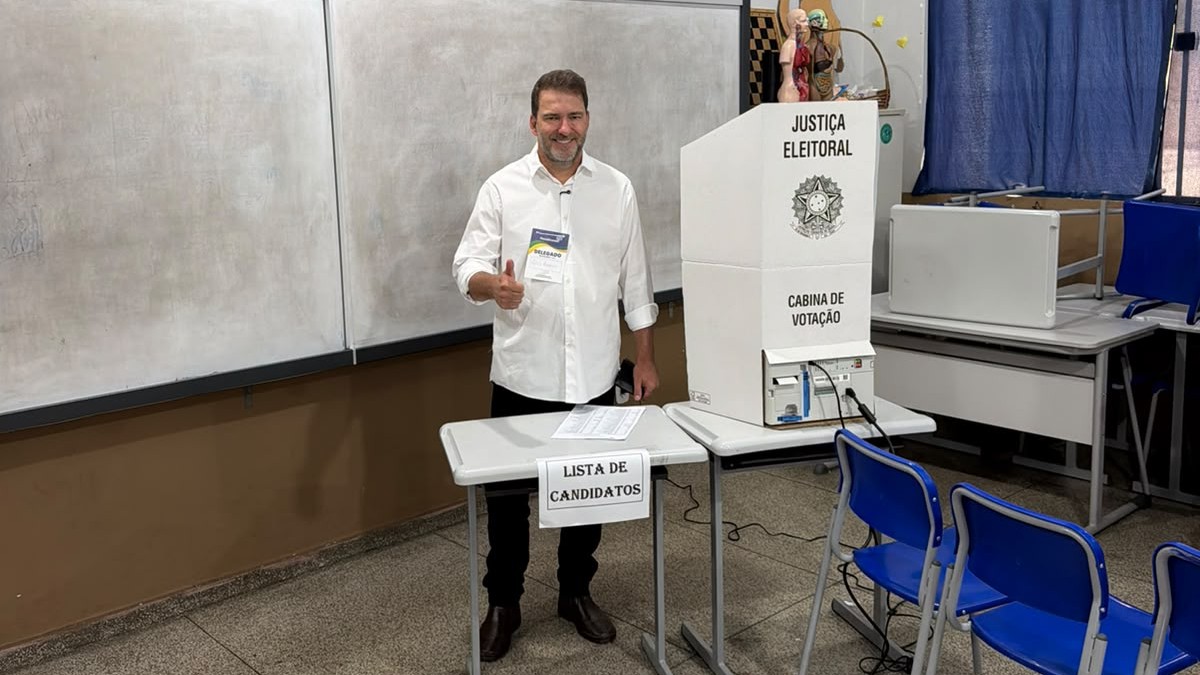 Alex Redano vota em Ariquemes ao lado da família e reafirma compromisso com Rondônia