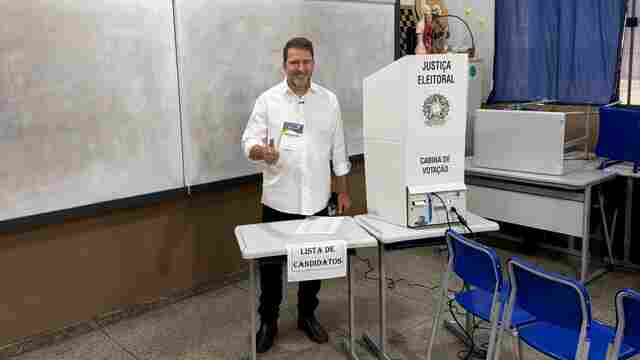 Alex Redano vota em Ariquemes ao lado da fam&iacute;lia e reafirma compromisso com Rond&ocirc;nia