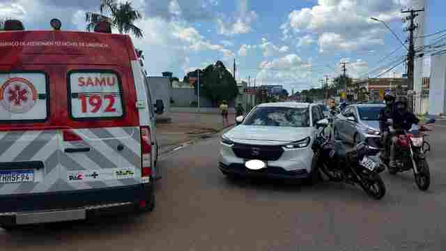 V&iacute;deo: adolescente empina moto, perde controle e bate de frente com carro em Porto Velho