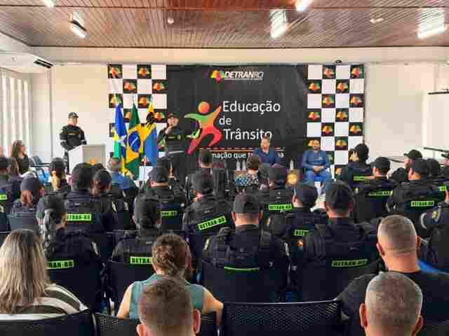 Detran entrega uniformes para agentes de tr&acirc;nsito
