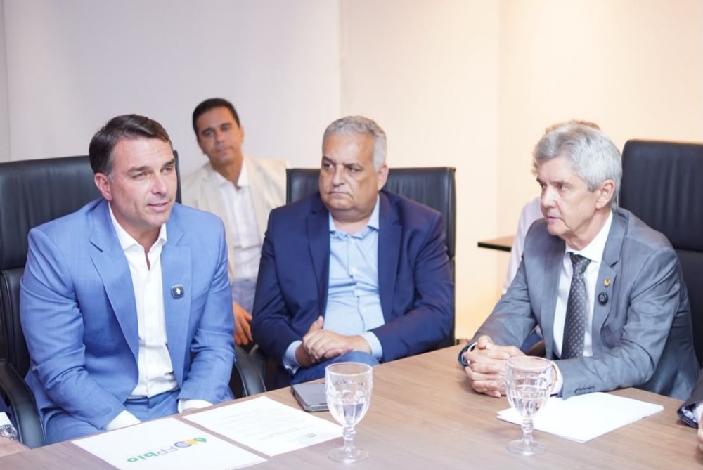 Fl&aacute;vio Bolsonaro se re&uacute;ne com senador Bagattoli e FPA para discutir os rumos do setor produtivo