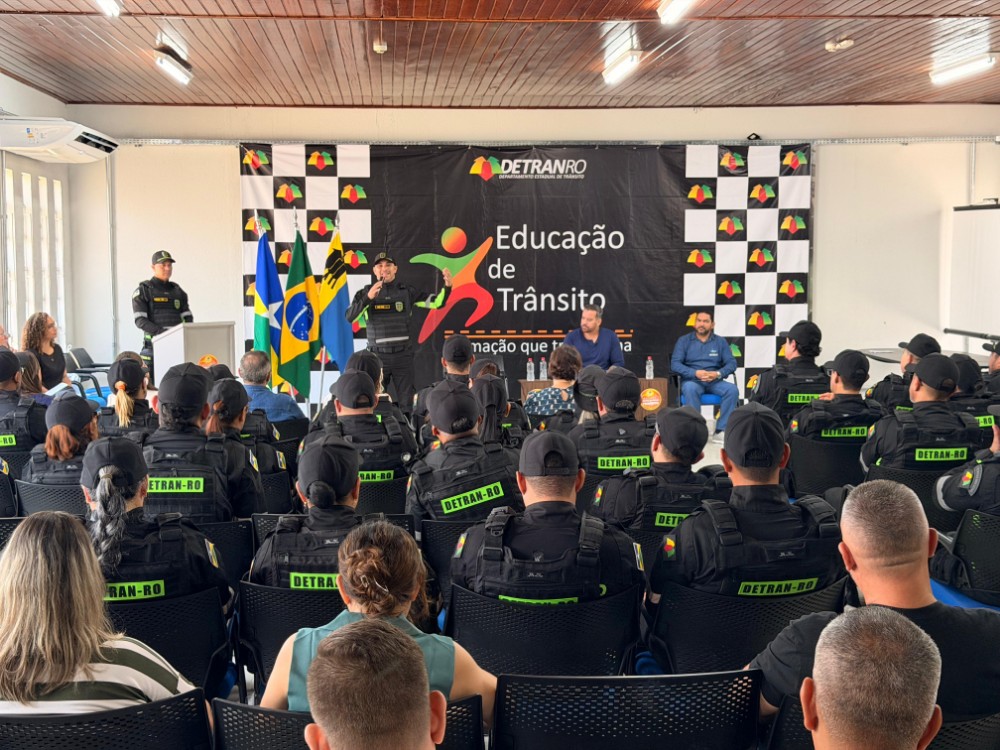 Detran entrega uniformes para agentes de tr&acirc;nsito
