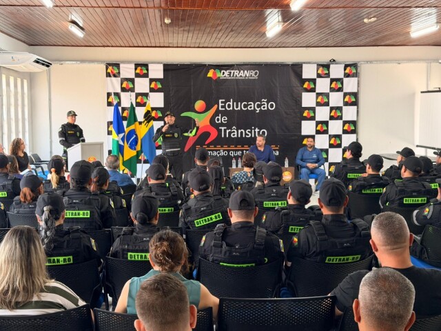 Detran entrega uniformes para agentes de trânsito