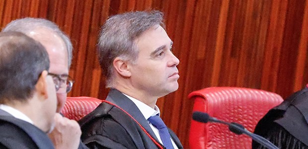 TSE manda retirar do ar vídeos com uso de IA publicados por Flávio Bolsonaro