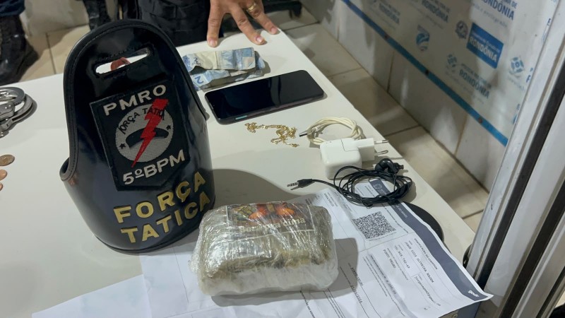 Motoboy fura sinal vermelho, quase bate em viatura e acaba preso com meio quilo de maconha