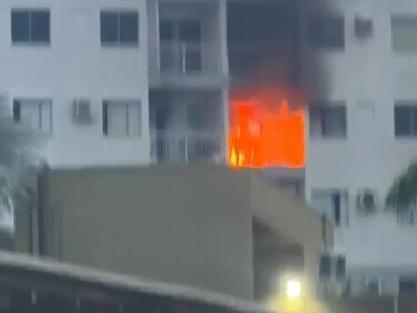 V&iacute;deo: inc&ecirc;ndio em apartamento deixa pelo menos seis feridos e causa p&acirc;nico em condom&iacute;nio de Porto Velho