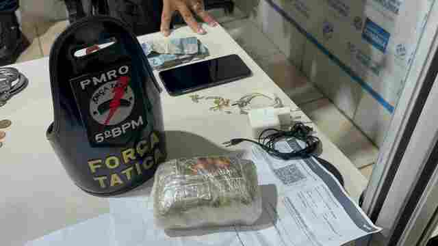 Motoboy fura sinal vermelho, quase bate em viatura e acaba preso com meio quilo de maconha