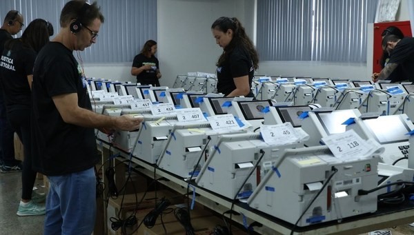 Urnas eletrônicas são preparadas para o segundo turno em Rondônia