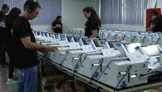 Urnas eletr&ocirc;nicas s&atilde;o preparadas para o segundo turno em Rond&ocirc;nia