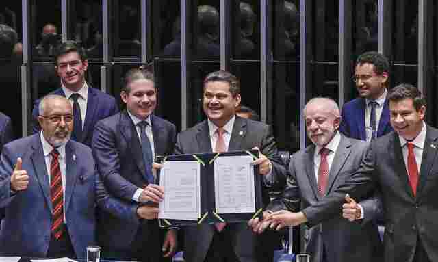 Promulgada emenda do fim da 6x1; escala 5x2 come&ccedil;a em 60 dias