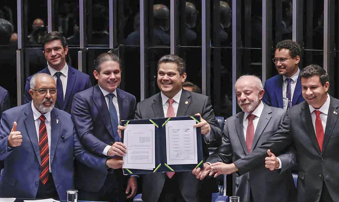 Promulgada emenda do fim da 6x1; escala 5x2 começa em 60 dias