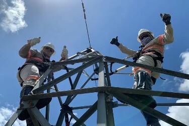 Cerca de mil eletricistas atuam para levar energia aos rondonienses; rofiss&atilde;o &eacute; celebrada neste s&aacute;bado